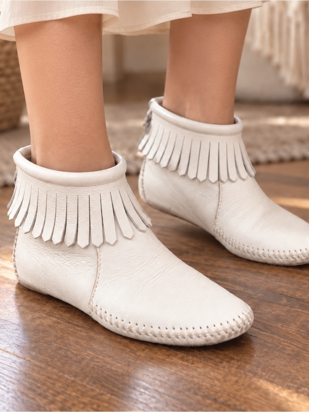 Vintage Minnetonka 184 White Leather Fringe Softsole Moccasin Boots 6